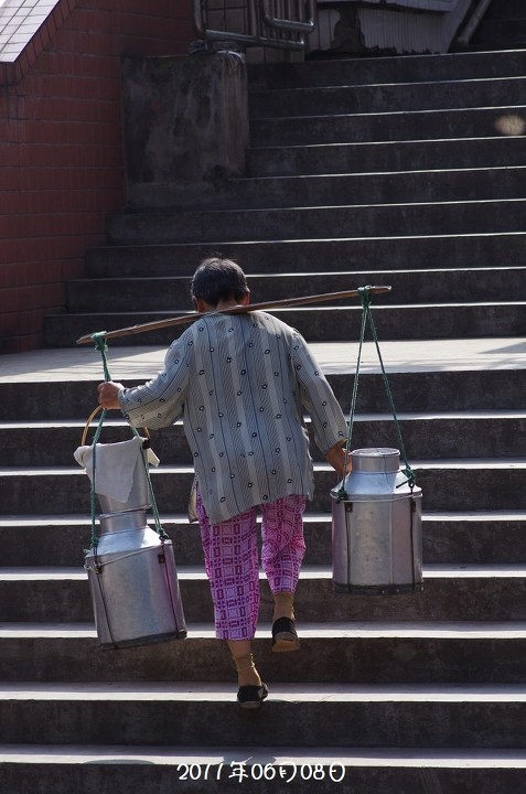 阳光下的老街之送牛奶的老人