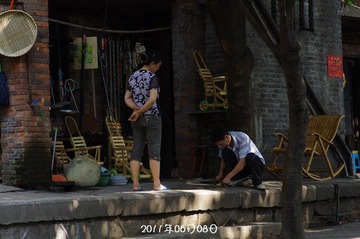 阳光下的老街之劳作