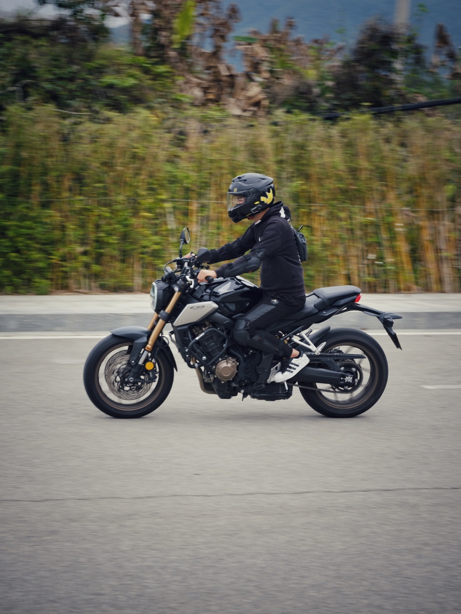 骑摩托车的男孩