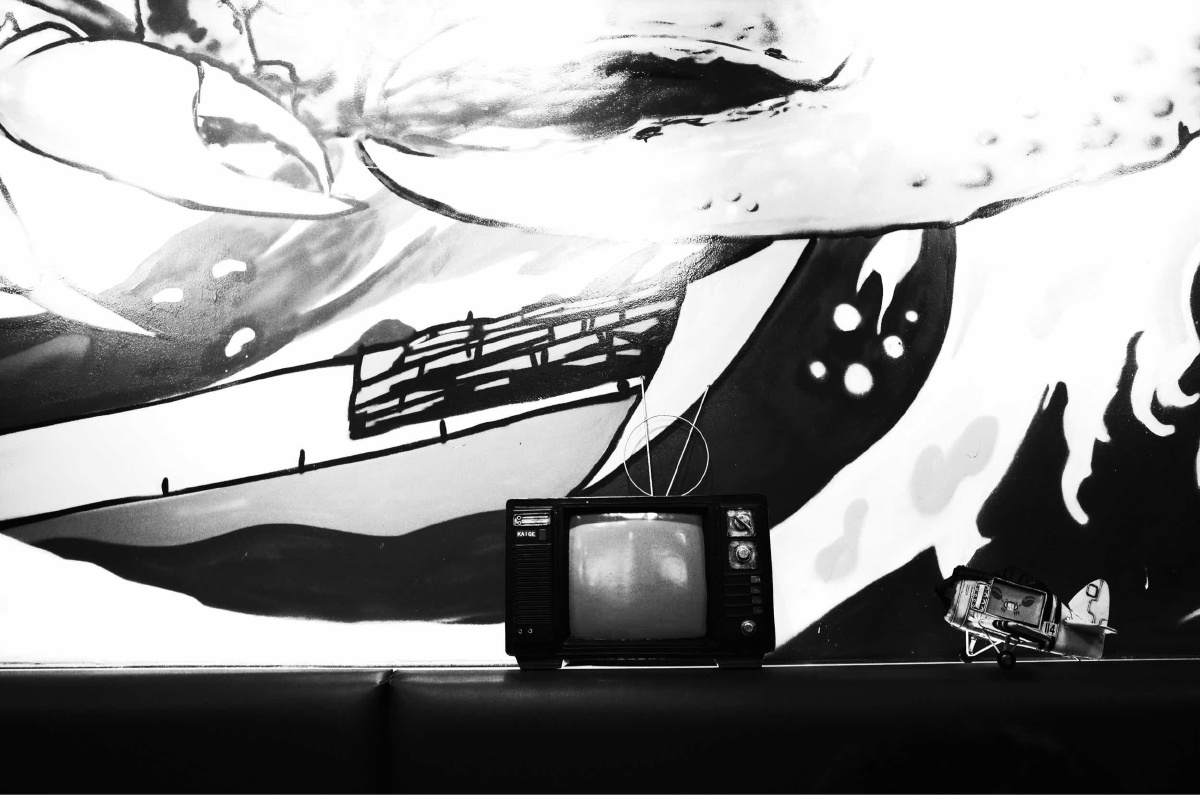 小白小白上楼梯,打开电视机 - 黑白, 城市 - 逆行