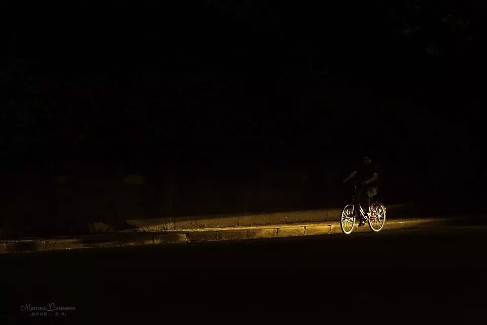 没有灯火阑珊，没有萤火虫的陪伴，人生也许就是一次孤独的夜行