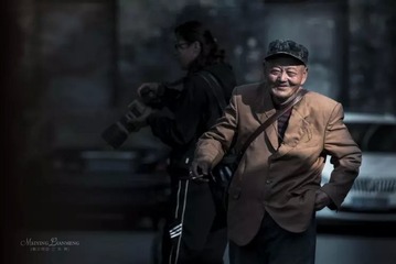 笑容可掬的老人