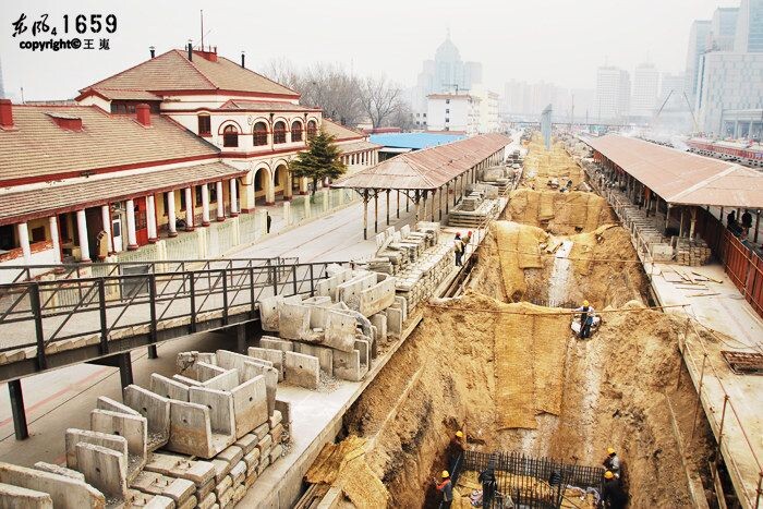 6.2007年年底,西1、西2道拆除,修建无柱雨棚地基<br />
高一某天放学后,来到北站,一看怎么修好了的到发线又拆了?原来是修建无柱雨棚的地基。当时还在质疑,这不是重复建设嘛,为什么不一次性弄好~