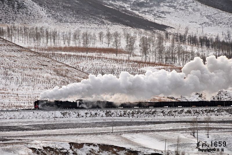 雪原中的蒸汽机车<br />
