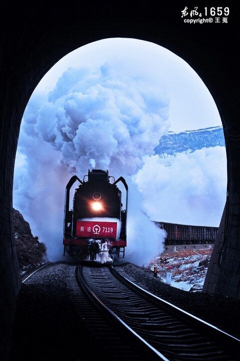 即将驶入隧道的蒸汽机车<br />

