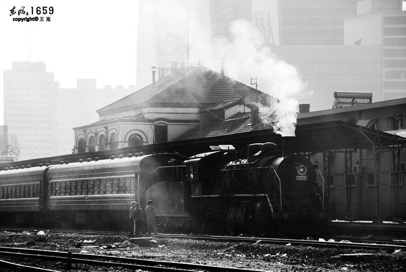 百年老站前的蒸汽机车<br />
