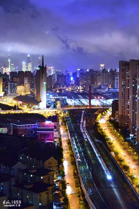 蛟龙出海——上海<br />
台风来临之前的上海站