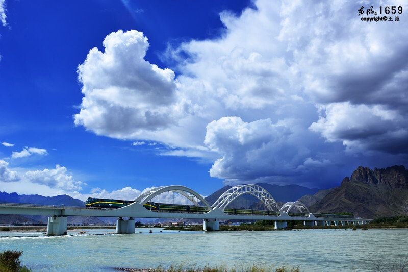 驶过拉萨河的天路<br />
