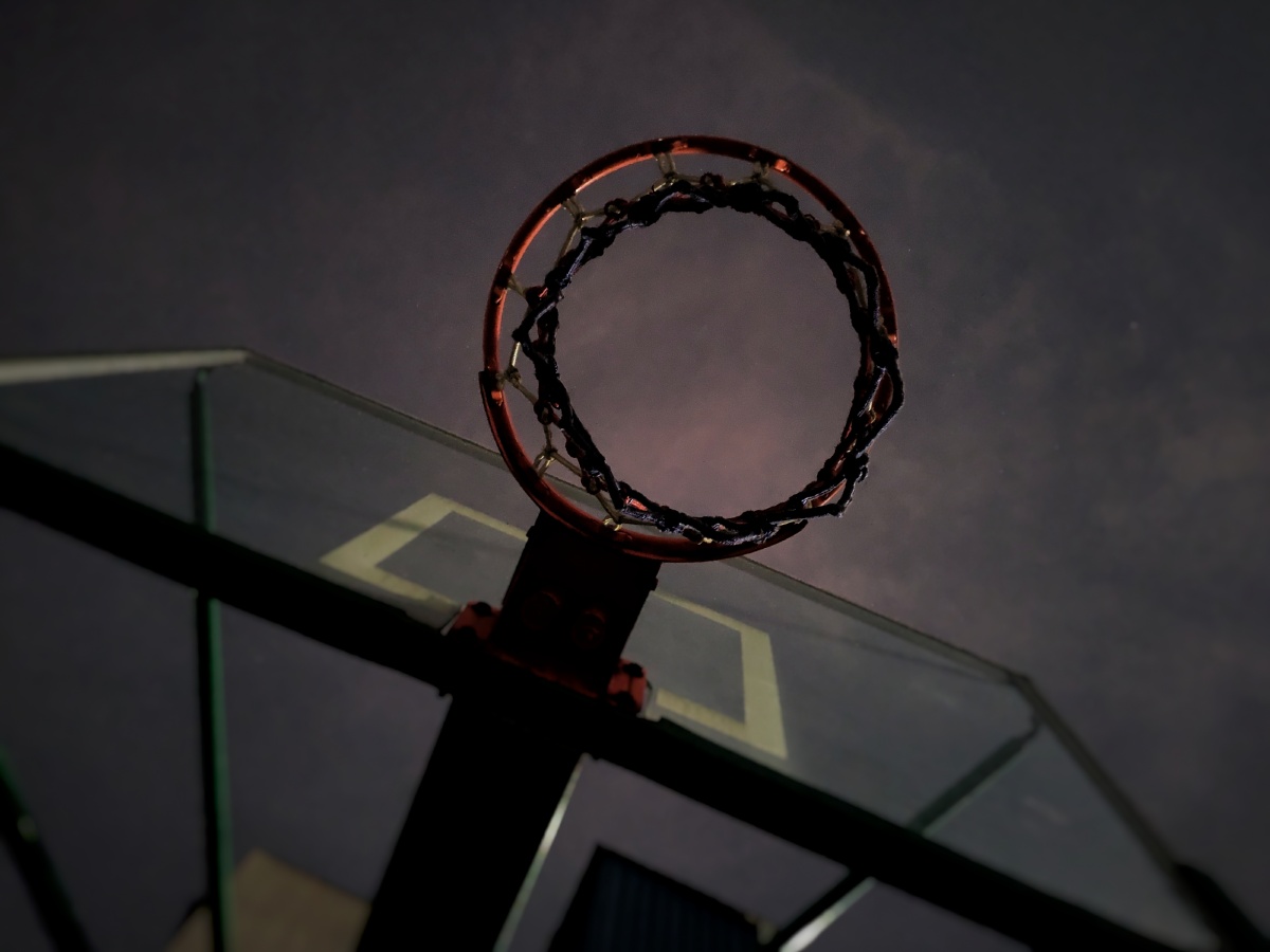 夜幕下的篮球框