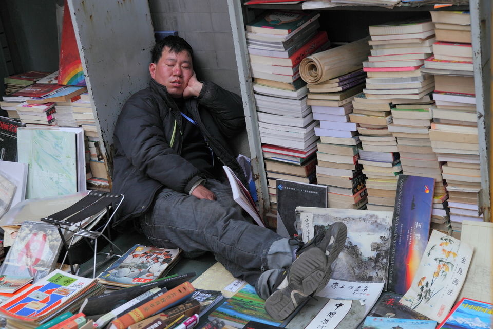 潘家园旧货市场二手书摊 午睡的摊主