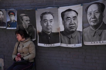 北京潘家园旧货市场 贩卖伟人画像的小贩 