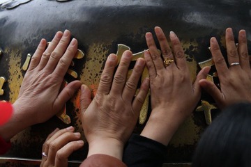 镇江 金山寺 香客摸香炉祈福