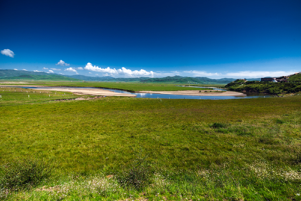 若尔盖草原上的月亮湾