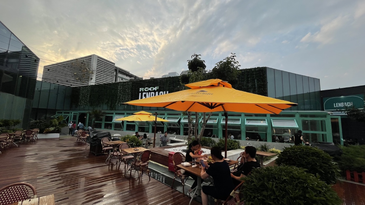 雨后某露天花园餐厅