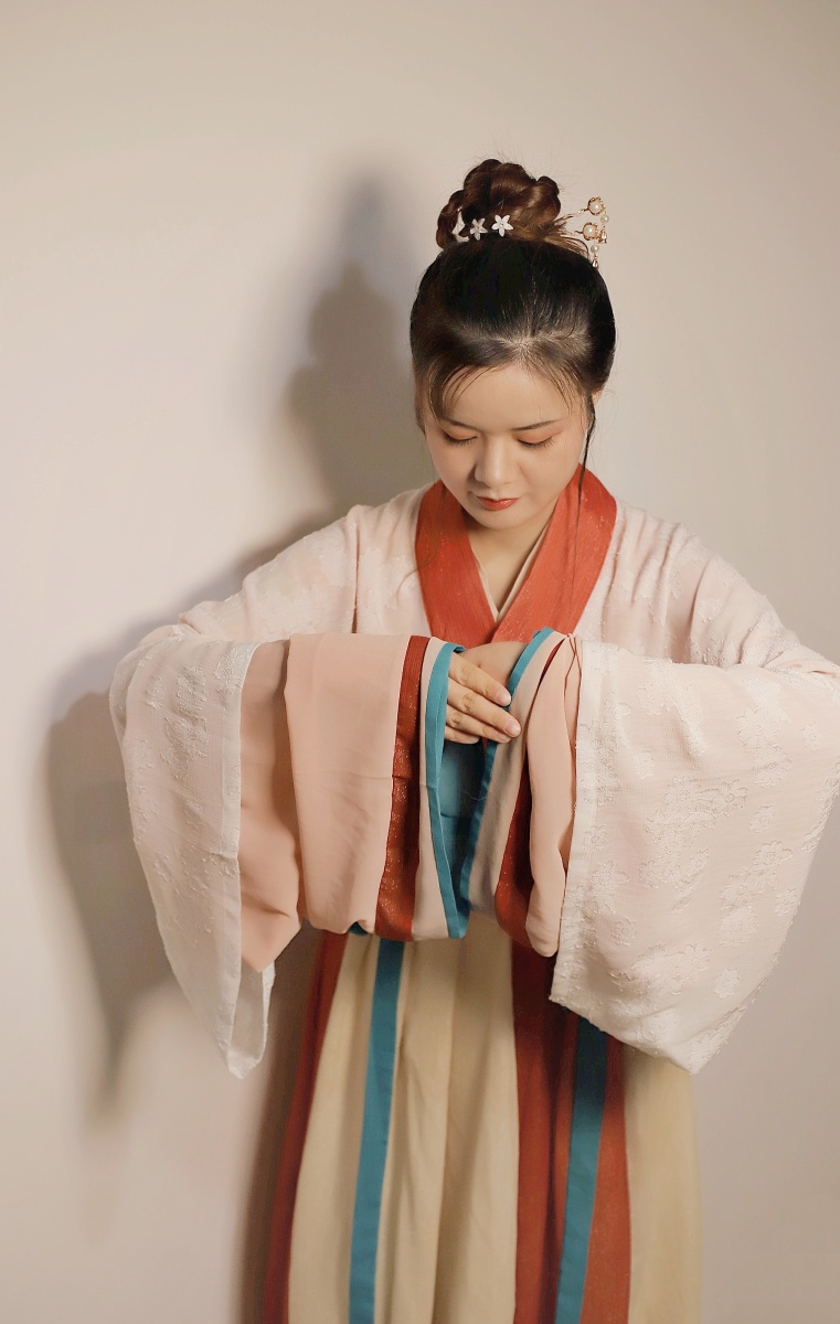 云想衣裳花想容春风拂槛露华浓若非群玉山头见会向瑶台月下逢