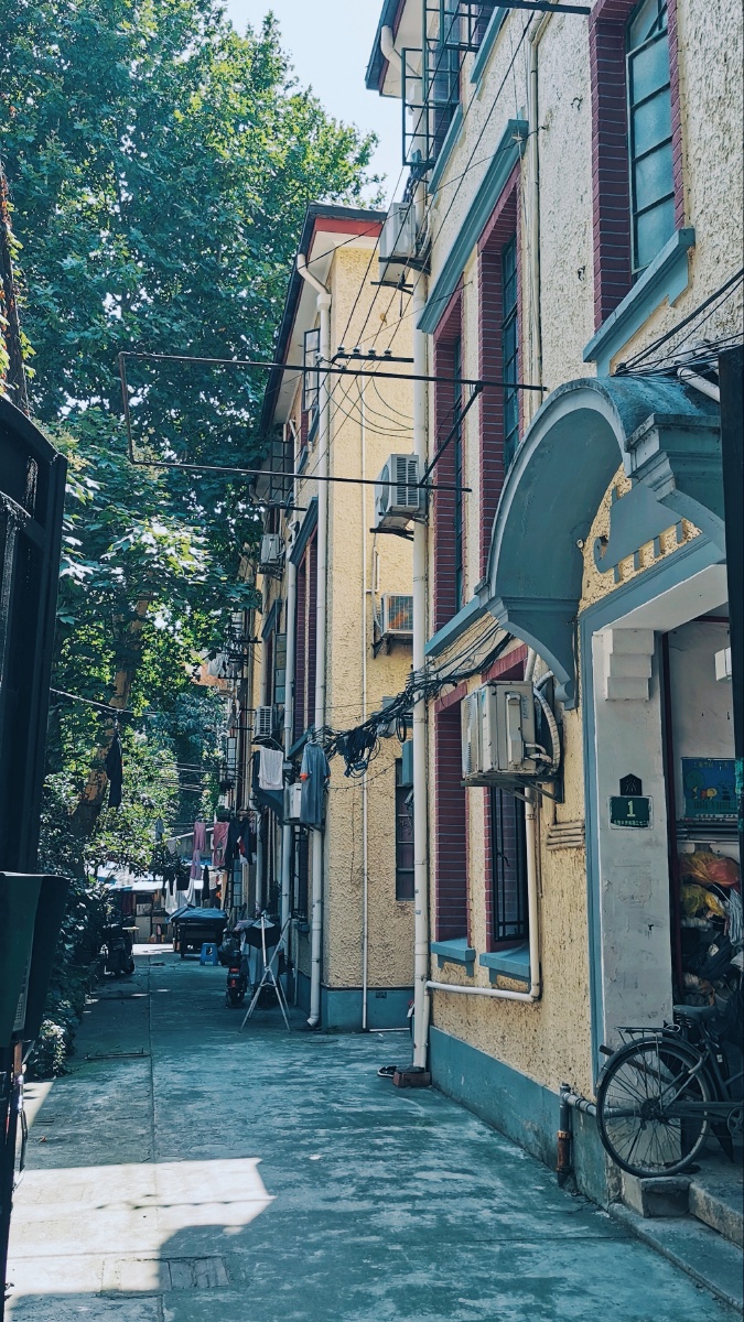 夏天的上海街景里弄