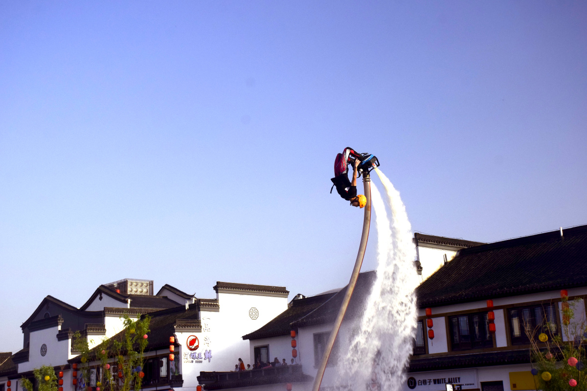 水上飞人表演空翻