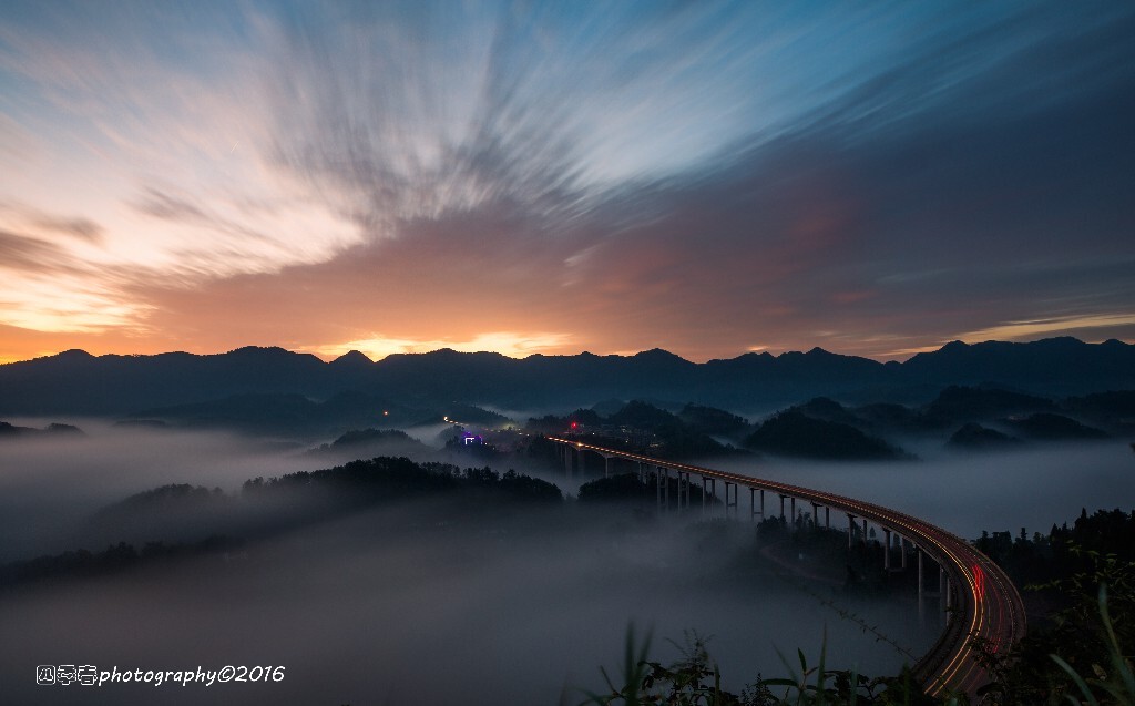 这是有重庆“牛背上”之称的渝北周家山大桥，去过多次，唯有去年国庆节，云雾大开，朝霞满天，层次分明，美景呈现！