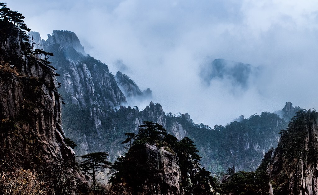 深秋进入黄山的多雾季节，恰逢连绵秋雨和大风，偶尔能看见远山和近处的秋色。