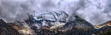阴雨中的仙乃日神山也露峥嵘