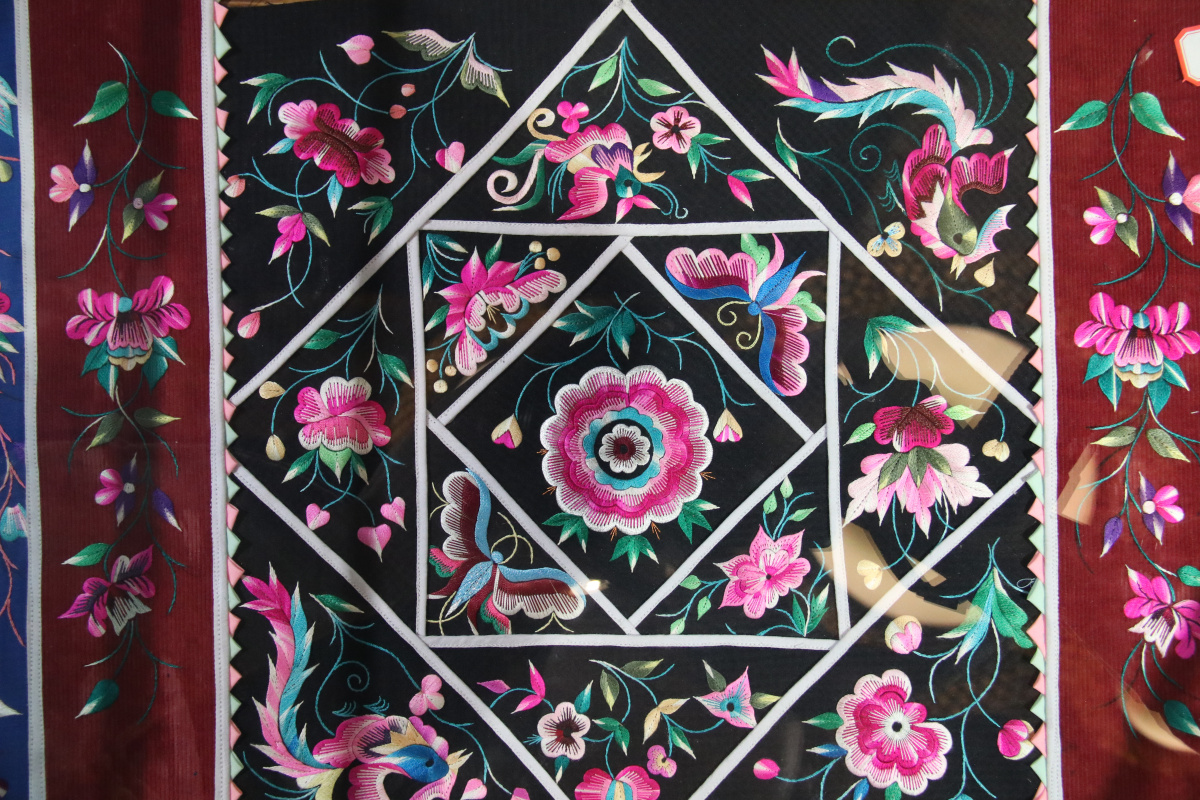 非物质文化遗产传承——布依族服饰 布依族刺绣 - 天下山水文化旅游