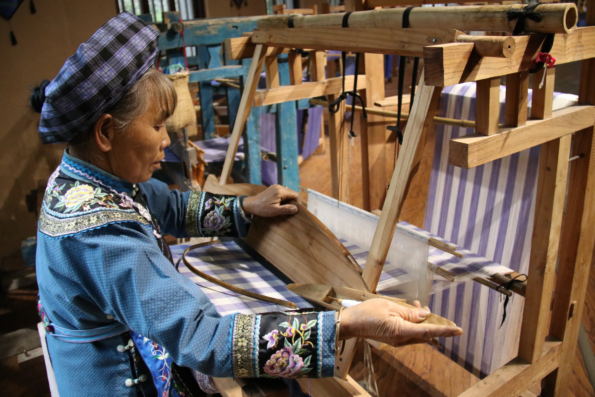 非物质文化遗产传承——布依族服饰 布依族刺绣 - 天下山水文化旅游