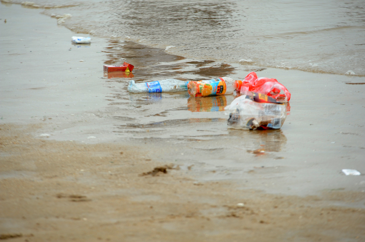 海边沙滩上的垃圾