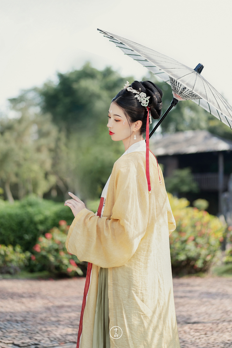 浮生半日小春夏花看半开酒微醺踏云馆汉服六合曲