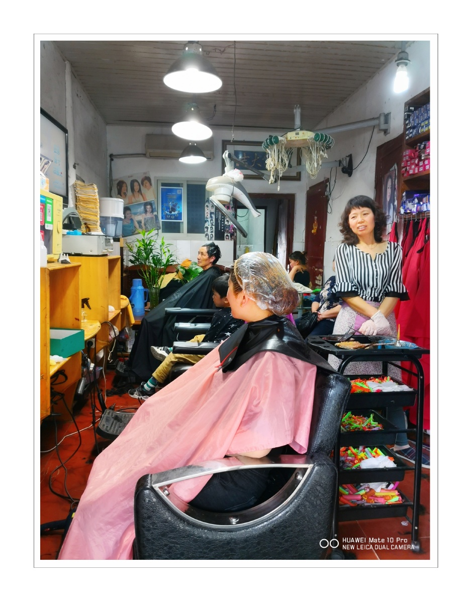 理发店内