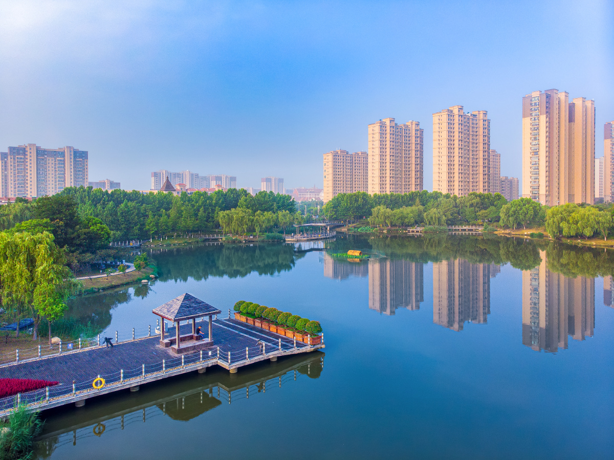 茵茵清水映新楼