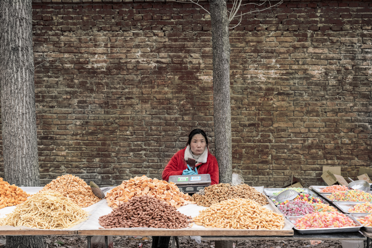 摆零食摊的女人