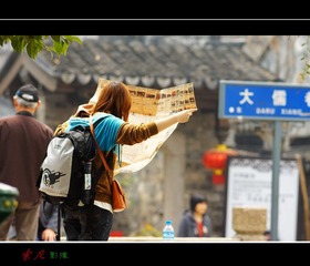 巷口的游客