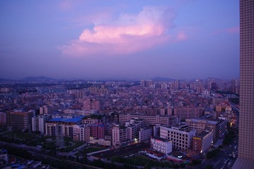 城中村上空的火烧云