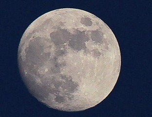 临近中秋的月亮 The moon