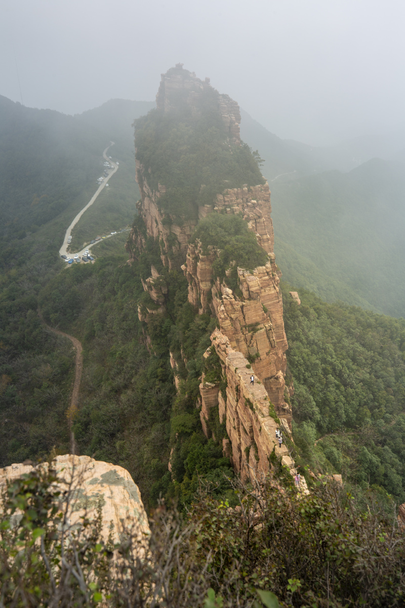 嶂石岩的一米崖走上去提心吊胆大家看看第三张从高处看一米崖的样子是