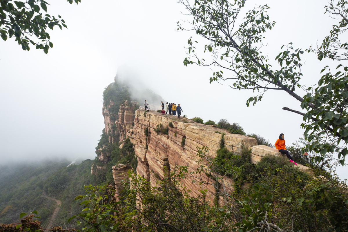 嶂石岩的一米崖走上去提心吊胆大家看看第三张从高处看一米崖的样子是