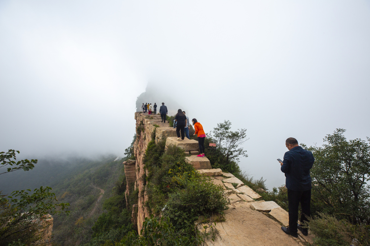 嶂石岩的一米崖走上去提心吊胆大家看看第三张从高处看一米崖的样子是