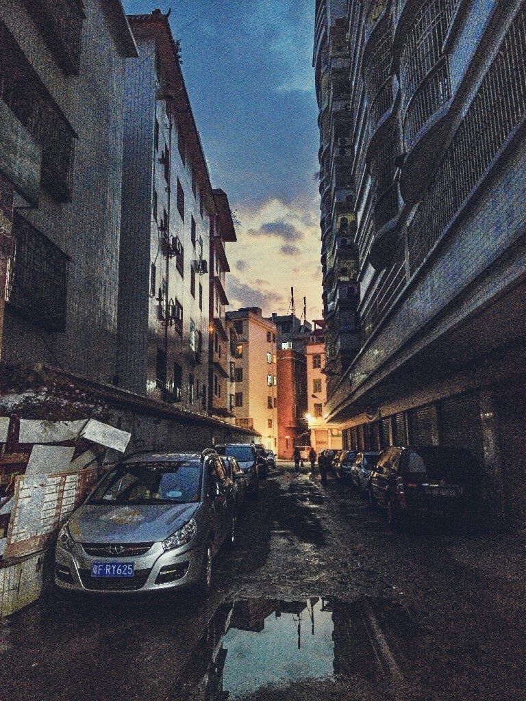 初二回到韶关 初三早上冒着大雨办完重要的事 中午天空有放晴的趋势 便想中午小睡一下 下午啪啪一番 老妈不舍叫我 我就一路睡到了晚上吃饭的时候 睡得挺舒服 却有点遗憾感觉 吃饭前老妈叫我去超市买可乐我也趁着天色没全黑在回来的路上拍了一发 （弱光环境下手机的画质有点渣 ）