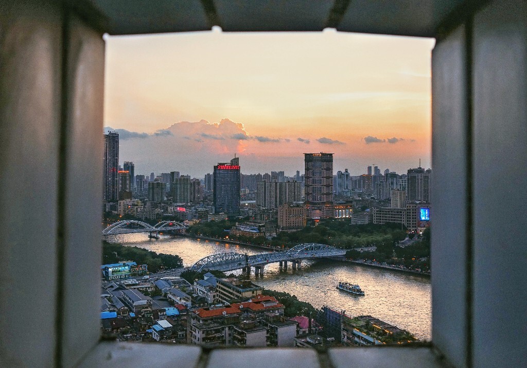 上完早班 看着天气不错 想着粗去浪一浪~一出地铁站 我勒个槽 满脸感动常在 手机显示35度 撸照的心情一落千丈 马上就坐了个的士去大沙头蹭空调玩相机去了~估计尼康店的导购都认识我了每次这个肥仔只玩不买~都不给我做介绍了 然后又慢慢走回沿江路 爬了个楼 眼看就要没光线了 然后又想去另外一个机位撸一发 就开启了奔跑吧小胖模式一路奔跑 门口保安问我找谁 我都没时间解释直接冲上楼顶 然后就像在高速公路上憋了很久尿的人找到了服务区WC一样 掏出来就是一顿摄~呼 还好还有一点残阳映射在珠江江面上很漂亮 