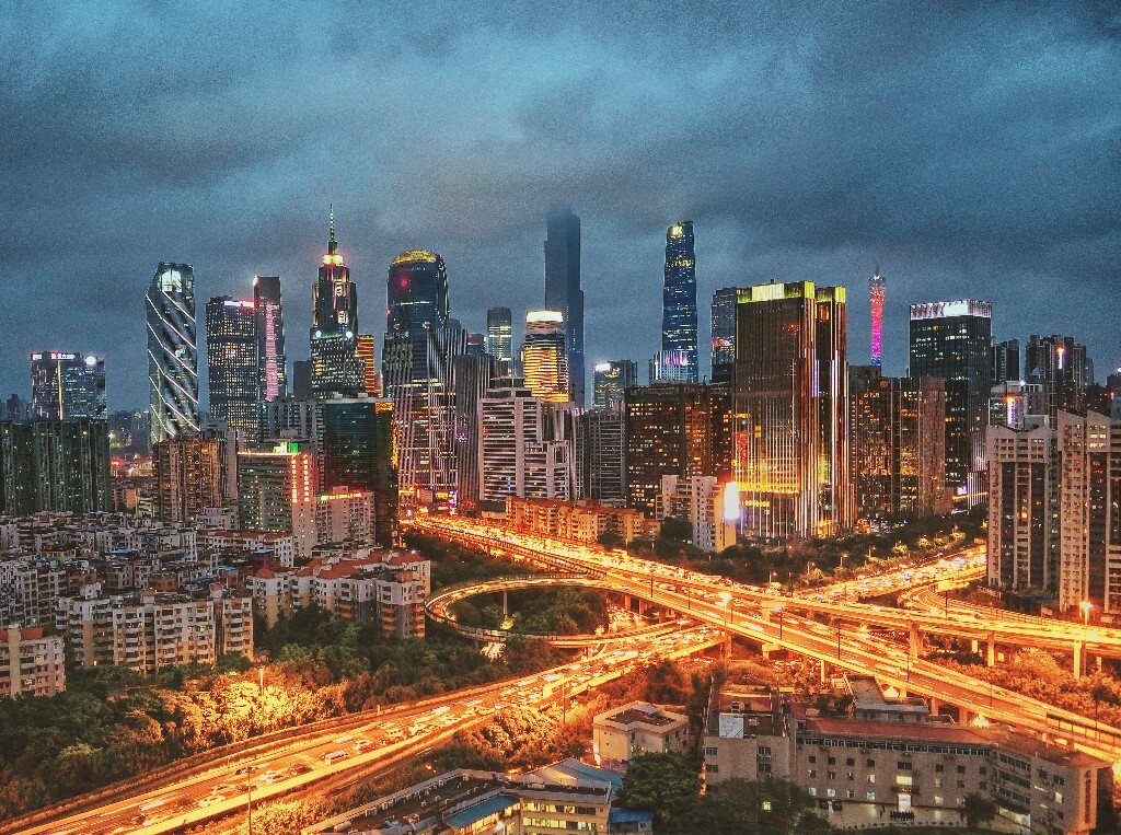 ~在广州的速冻模式下~穿着标准的亚热带秋装~站在楼顶上~迎面而来的是西伯利亚寒风伴随着粤式闷骚而高冷的细雨~一只手夹在两大腿之间取暖~一只手僵硬得戳着手机的对焦滑条~嘴里哼着刘德华的 “冷冷的冰雨在脸上胡乱的拍。。“”飘来的饭香让我饥渴难耐“ 就是这样我用着一身正气与平时培养的脂肪~跟小蛮腰的杀马特发廊灯对峙~最终战胜了寒风~冰雨~饭香~发廊灯 然后满脑子想的就是 肥牛 鸭肠 腐竹 火锅 烤串 麻辣烫.............
