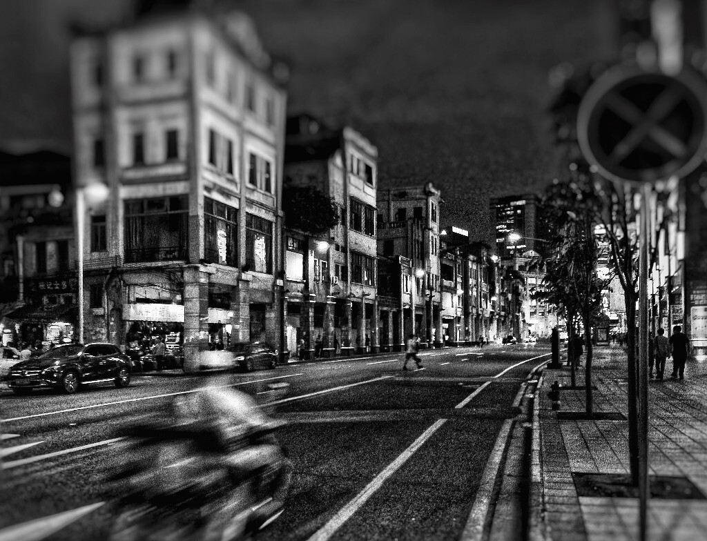 意境不够黑白来凑~（snapseed 草鸡好用~要是能出无损的图 就大赞了）