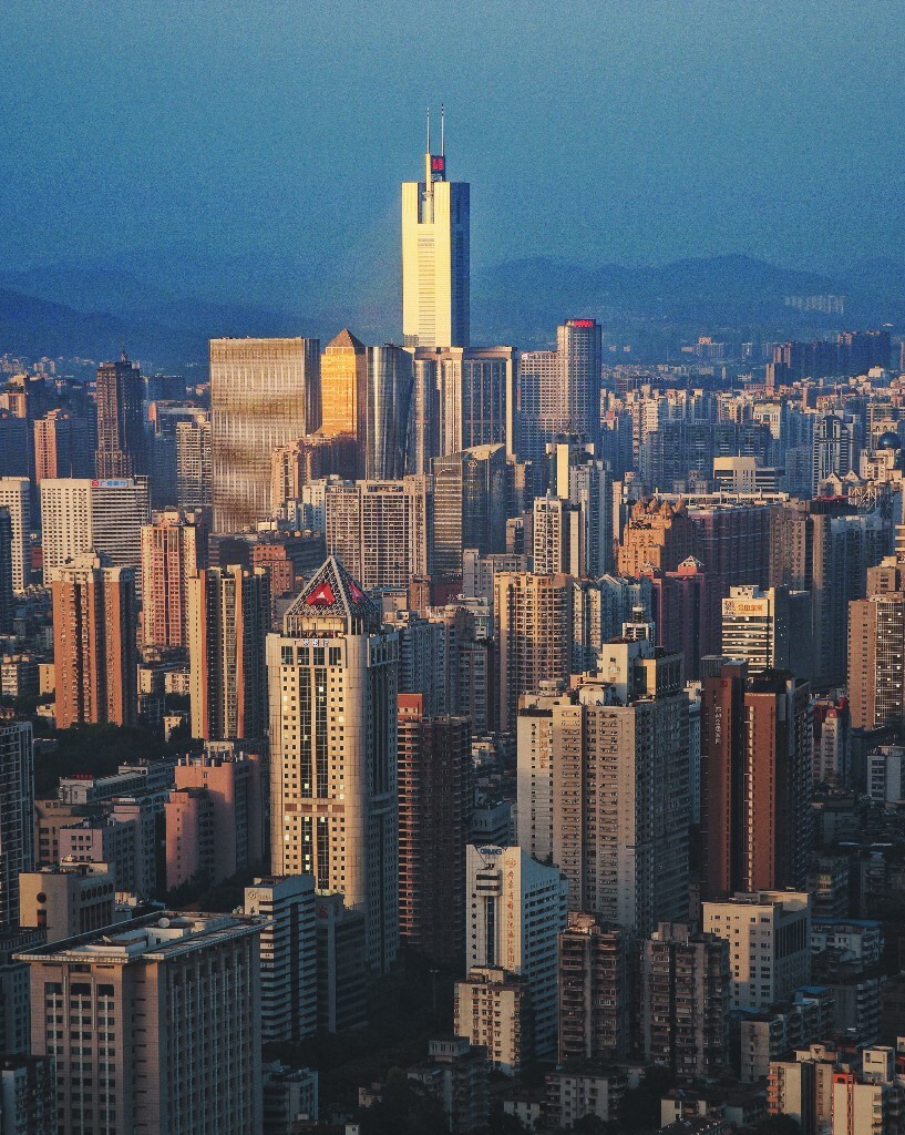 城市就像一块带磁性的黄金~欲望吸引着人们不断的堆积攀爬 