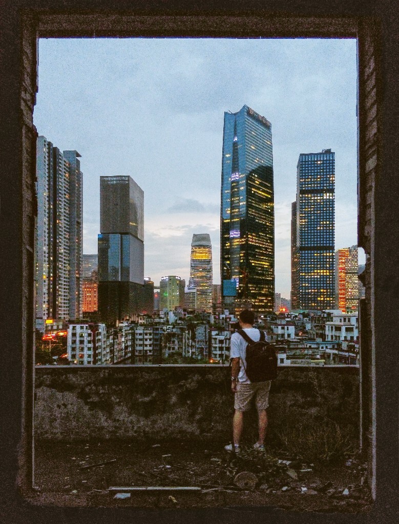 城市也跟自然生态一样 每天都在进行着丛林法则下的战争 不断的在生长 不断的在进化  在我们的这个时代 繁华背后依旧是繁华 