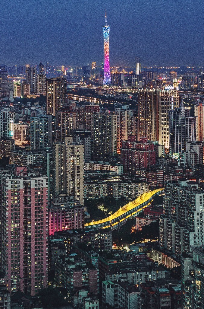 入夜时分~吹着凉凉的小北风~看着城市的万家灯火~感觉挺不错的~千万般滋味涌上心头~却说不出来