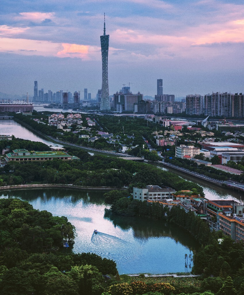 旁晚下过一阵小小的彩虹雨~夕阳的残光映射在东边的云彩上~东湖的偏湖上还有游客划着小艇~湖水映射着天空的蓝色~形成一阵蓝紫色调  羊城静谧的一刻 