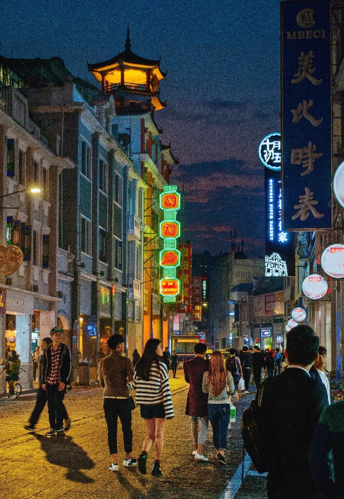 原本光线已经偏弱~ 还一时贪嘴吃了碗牛杂~还没带架子~ 一时捉急~ISO开高了~对尼康还是很自信的~回家一放在电脑上看~真TM的开高了（捂脸流泪表情）~ 不过好在没什么彩噪