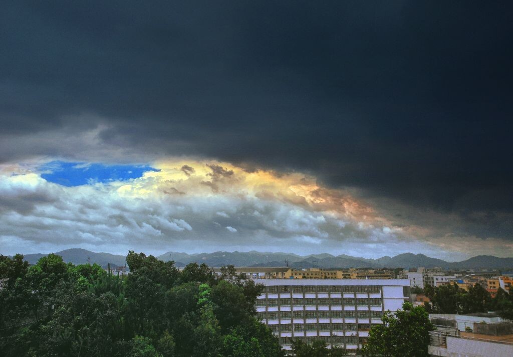 只记得这事离开学校的前一天拍的 一场短暂的大雨之后 天空云破日烈 天空好像用尽吃奶的力气来释放天空的蓝色 饱和得好似天空要挑战人眼对蓝色解析度的极限  班上的几个男生聊着聊着 天空一片乌云压过 云不断的聚集 聚集 快速的吞噬着那蓝得心慌的天空 也像我们在聊的话题 实习归来的开心 即将明天的别离 