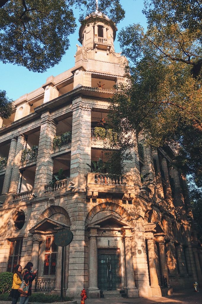 广州沙面是一个岛 只是以前很多老外在这里住跟做生意 所以这里很多建筑都是那种西式的或是中西合璧的风格 读大二的时候就想过想去看看 一直太懒没去 只听其名未见其身 一去 卧槽 ~ 好难拍的地方 人多 树多 楼挤 拍个景没个全副移轴好难HOID得住 感觉就像潘长江近距离拍姚明全身照一样的感觉 看到一哥们带着适马的超广都快趴到地上了 不过拍人像与人文 还是挺好的地方也相对轻松很多~~
