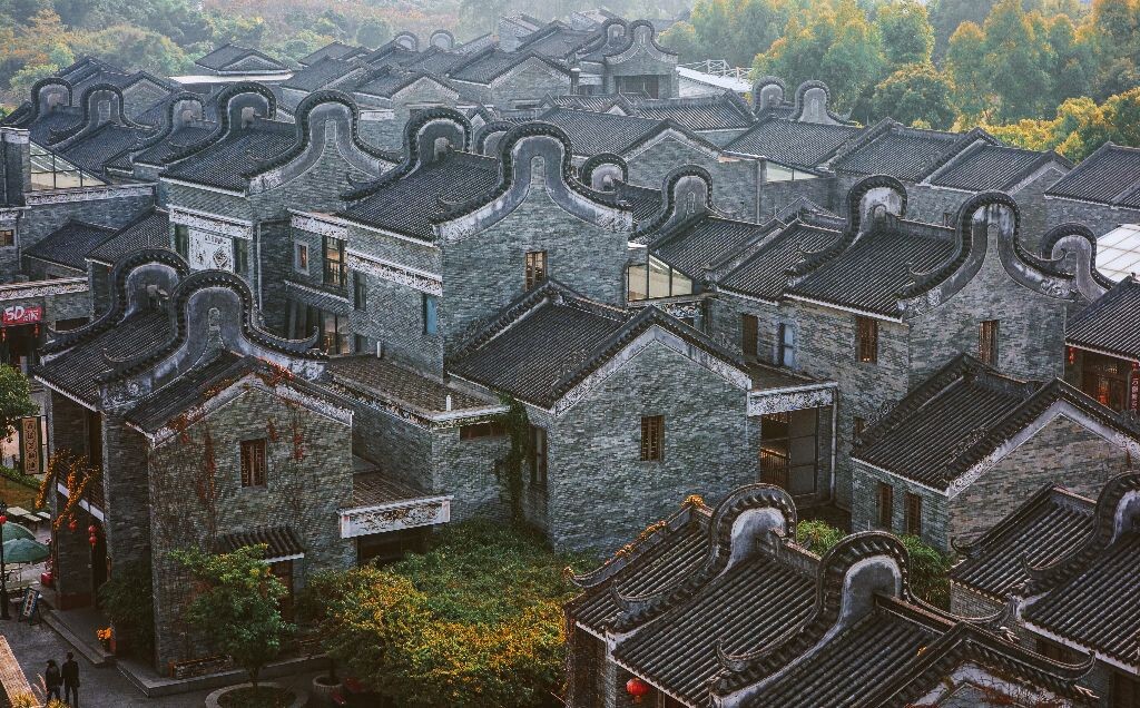 广州岭南印象园 我觉得北方的朋友来广东来玩的 除了香港之外这里也是一定要来看看的地方 这里就像广东文化总结地 就在大学城广工旁边 ~ 也可以顺便去广美看看涂鸦 星海看看妹纸 在广工捡捡镜头盖~门票略贵 60RMB~（我看了岭南印象园的定妆照 我感觉我拍的这张比较好看）