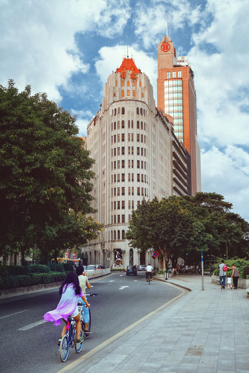 位置在沿江西路 一条河堤路上有很多广州地标型的老建筑 例如粤海关